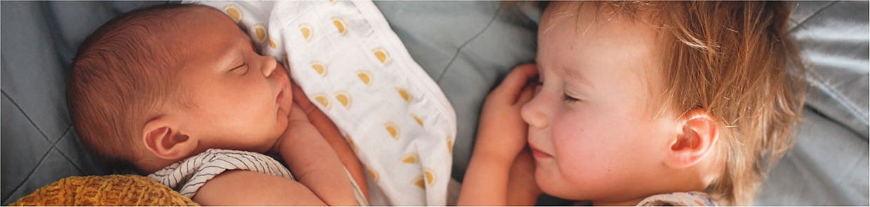 Sanfte Szene mit Baby oder Kleinkind – Headerbild zum Thema Husten bei Babys und Kleinkindern: Was tun?
