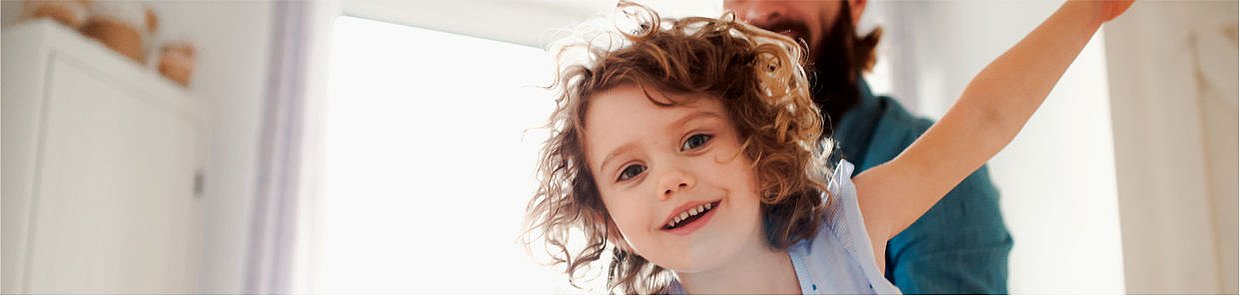 Headerbanner mit Mutter und Kind – Thema: Reizhusten bei Kindern und schnelle Hilfe durch Hausmittel