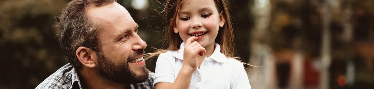 Vater und kleine Tochter: Häufige Beschwerden und Symptome bei Kindern