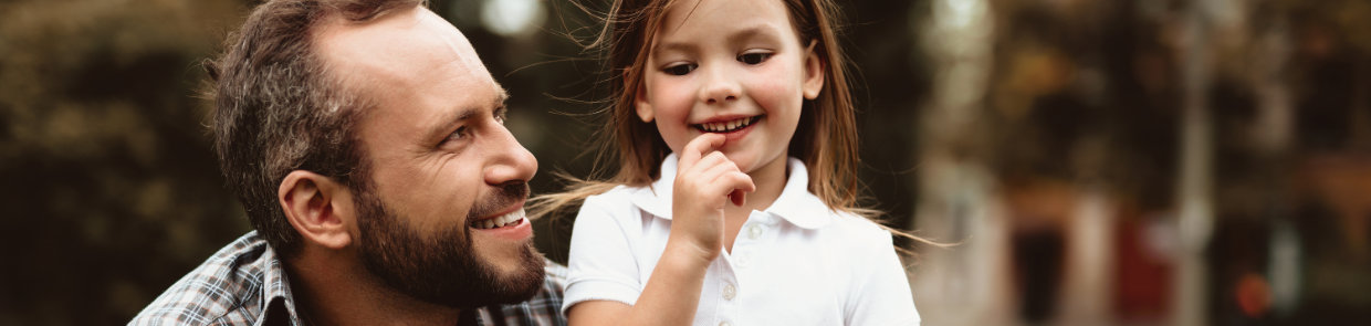 Vater und kleine Tochter: Häufige Beschwerden und Symptome bei Kindern